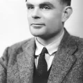 Alan Turing: El Genio que Rompió Enigma y Preguntó si las Máquinas Podían Pensar