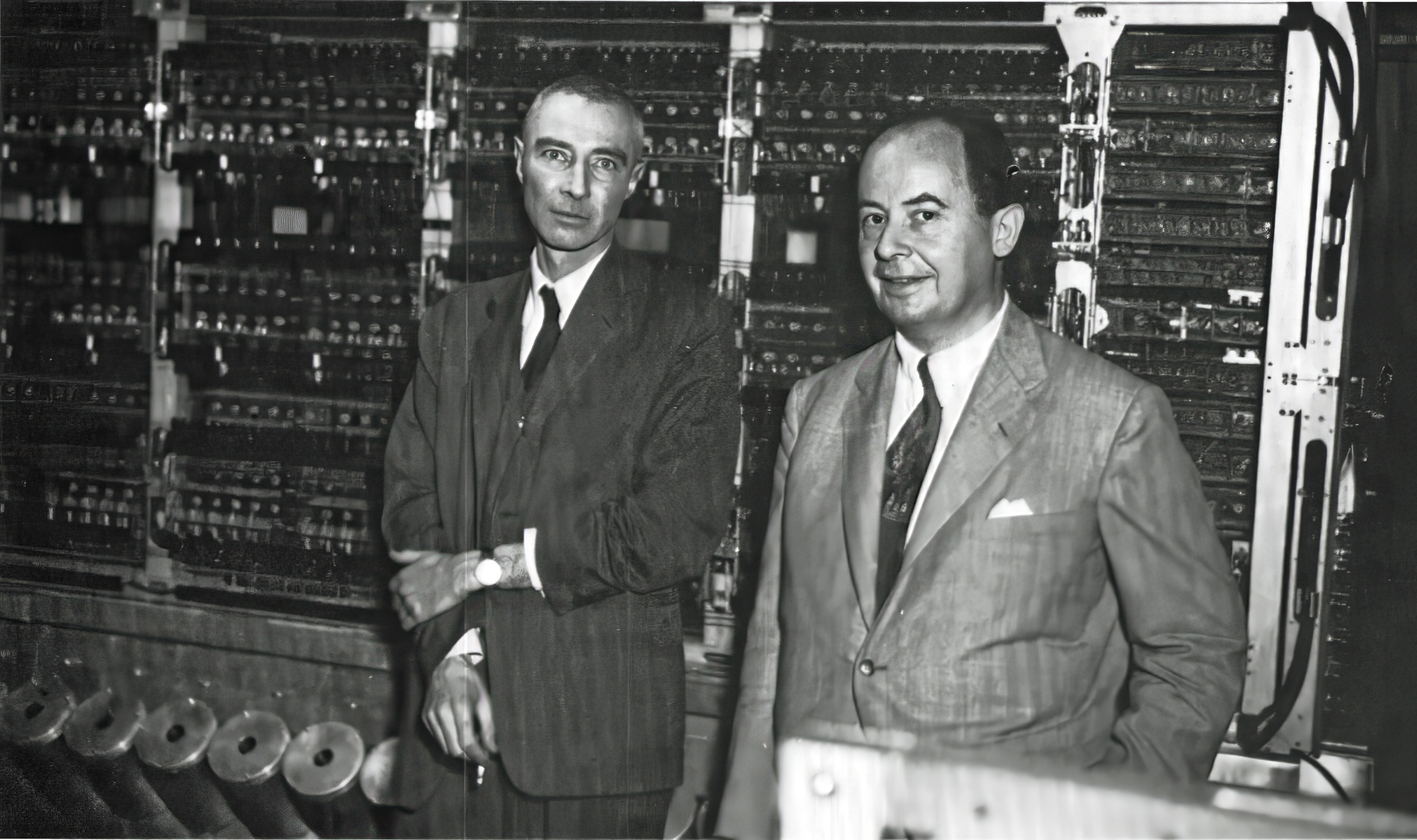J. Robert Oppenheimer y John von Neumann frente a la máquina IAS en el Institute for Advanced Study de Princeton
